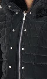 モデル：156cm（着用サイズ：S　着用カラー：BLK）