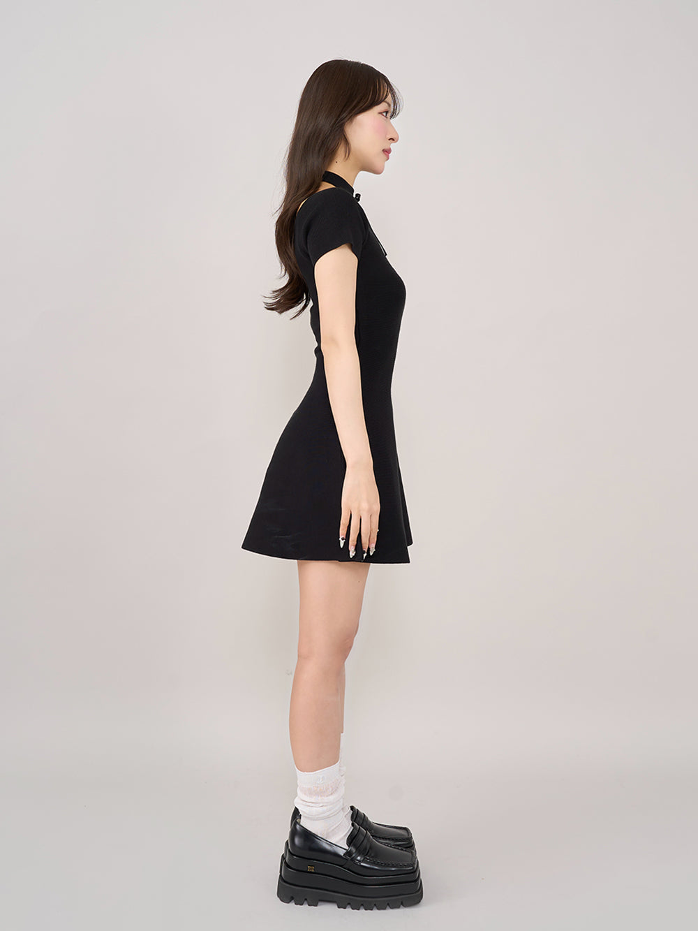 モデル：156cm（着用サイズ：FREE　着用カラー：BLK）
