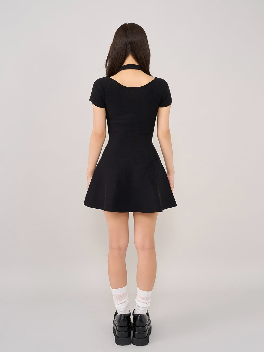 モデル：156cm（着用サイズ：FREE　着用カラー：BLK）
