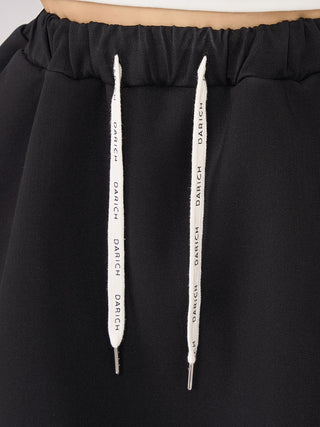 モデル：156cm（着用サイズ：FREE　着用カラー：BLK）