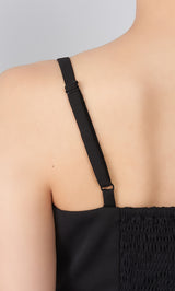 モデル：156cm（着用サイズ：FREE　着用カラー：BLK）