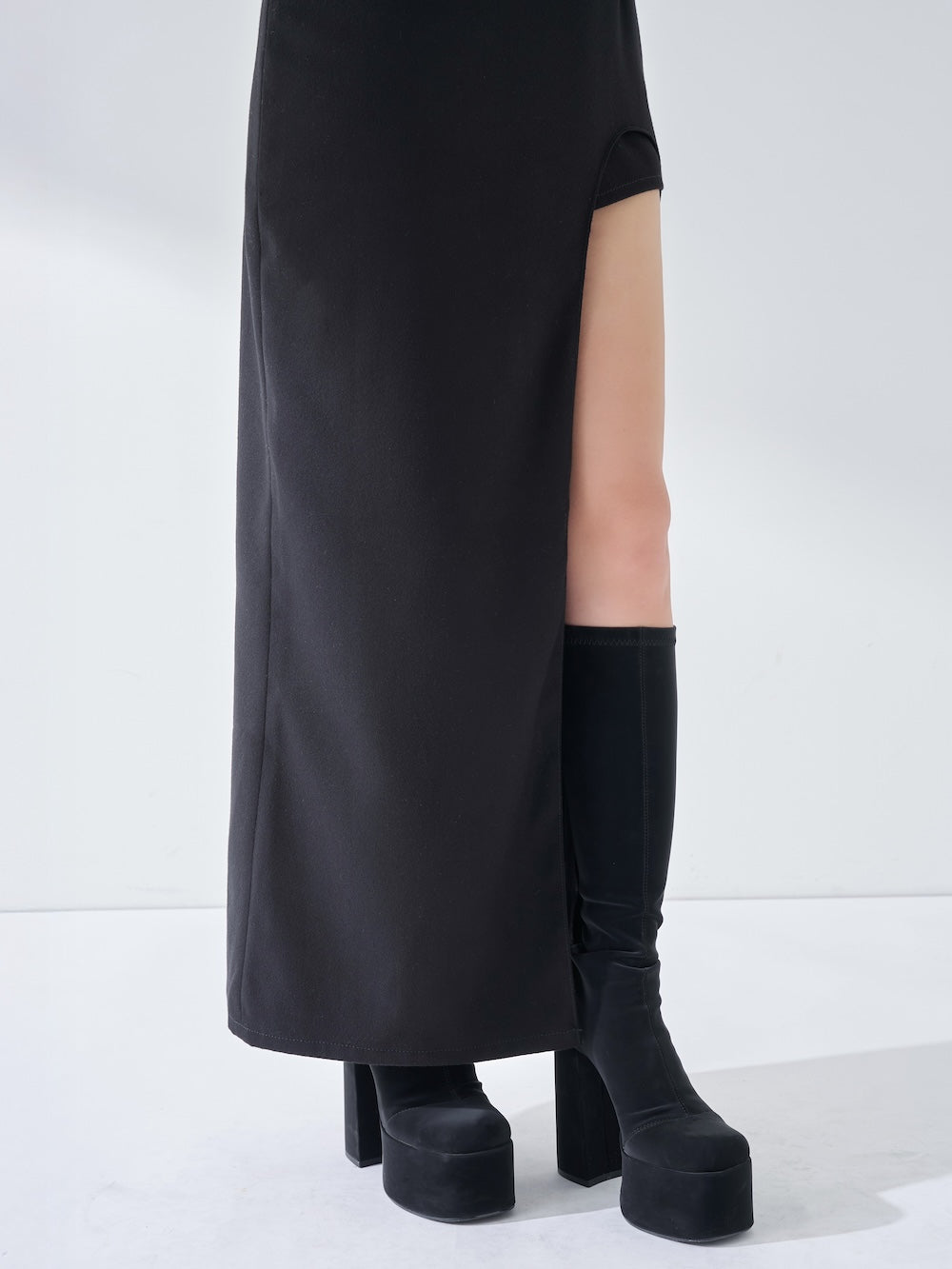 モデル：156cm（着用サイズ：S　着用カラー：BLK）