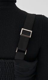 モデル：156cm（着用サイズ：FREE　着用カラー：BLK）