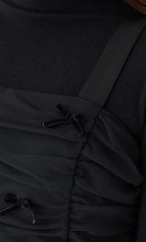 モデル：156cm（着用サイズ：FREE　着用カラー：BLK）