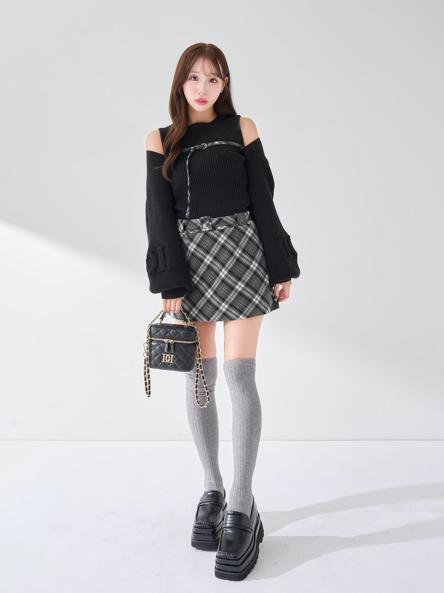 モデル：156cm（着用サイズ：FREE　着用カラー：BLK）