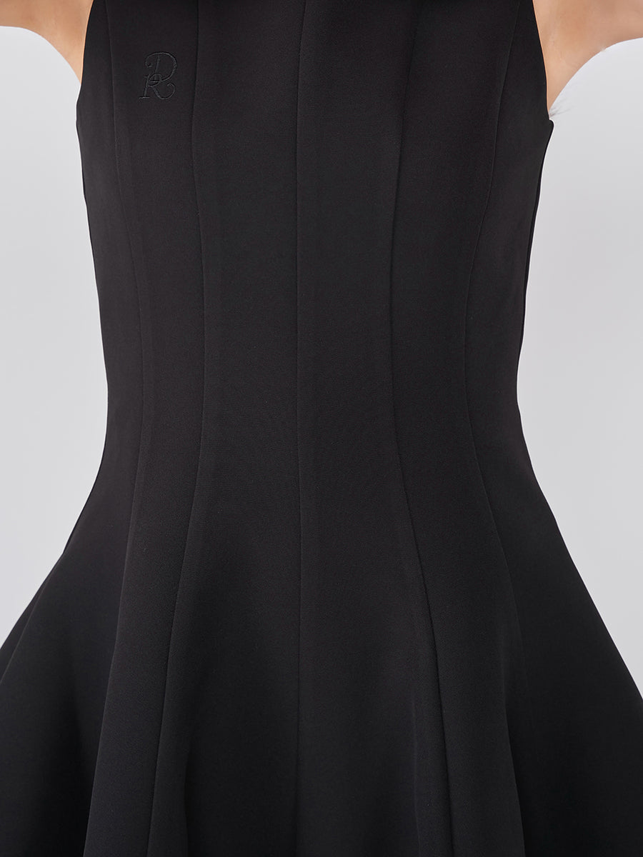 モデル：156cm（着用サイズ：FREE　着用カラー：BLK）