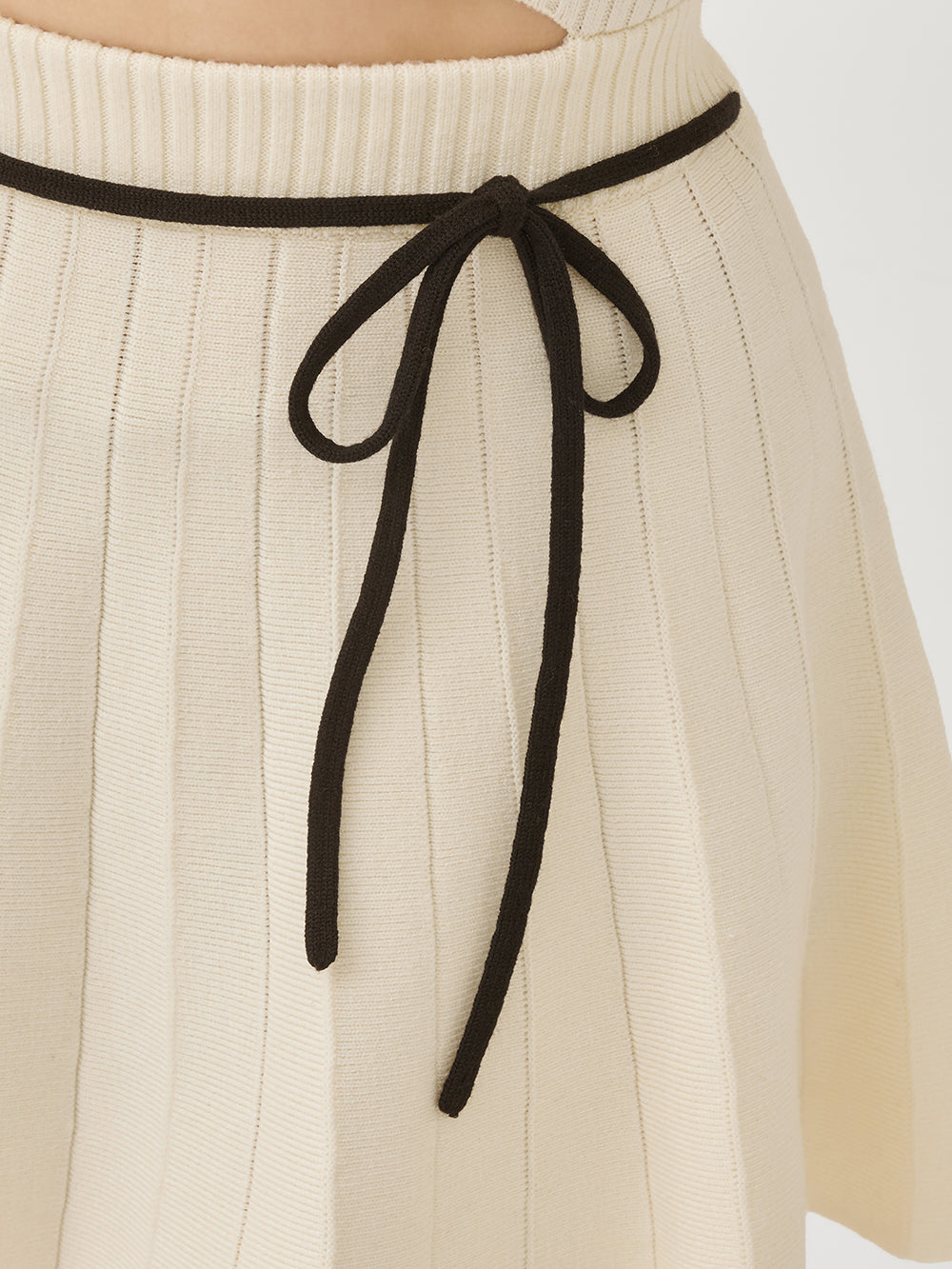 モデル：156cm（着用サイズ：FREE　着用カラー：IVO）