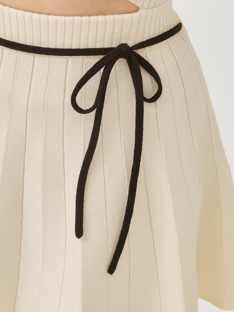 モデル：156cm（着用サイズ：FREE　着用カラー：IVO）