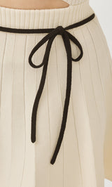 モデル：156cm（着用サイズ：FREE　着用カラー：IVO）