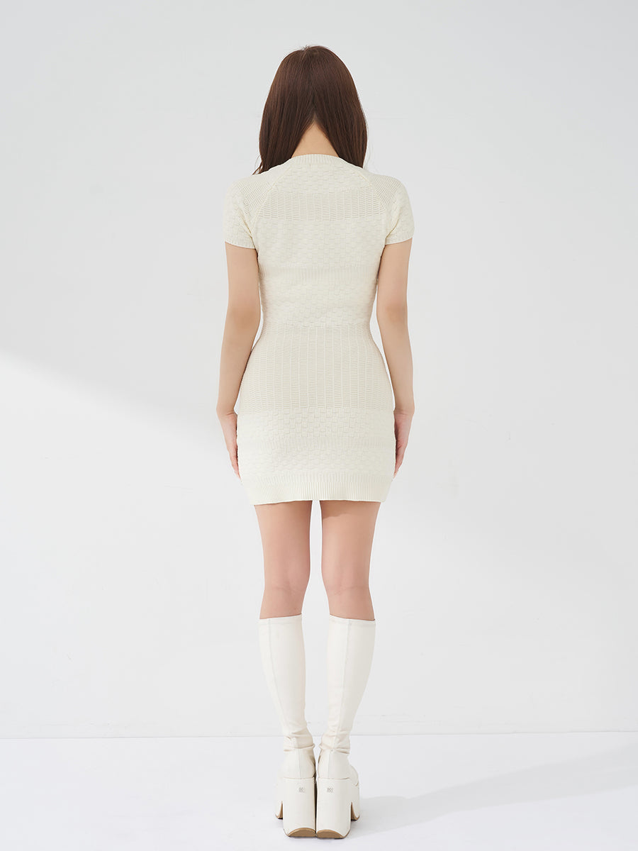 モデル：156cm（着用サイズ：FREE　着用カラー：IVO）