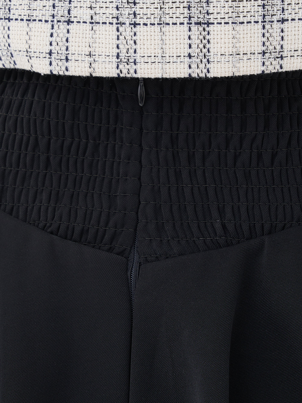 モデル：156cm（着用サイズ：FREE　着用カラー：BLK）