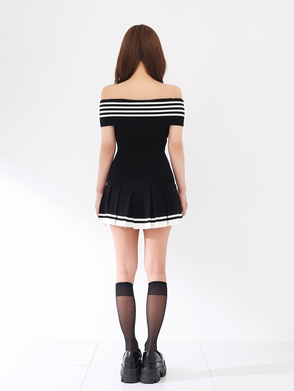 モデル：156cm（着用サイズ：FREE　着用カラー：BLK）
