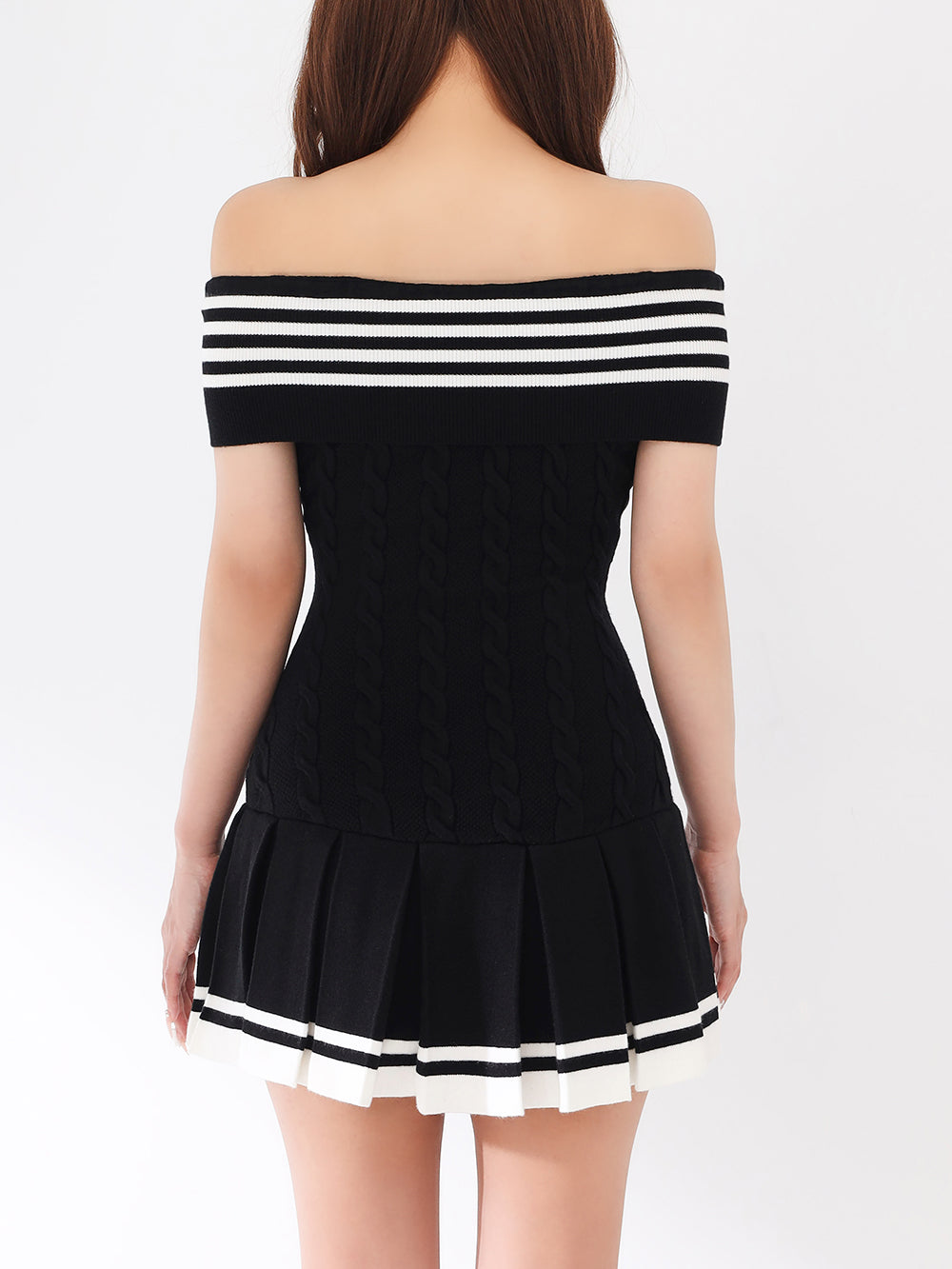 モデル：156cm（着用サイズ：FREE　着用カラー：BLK）
