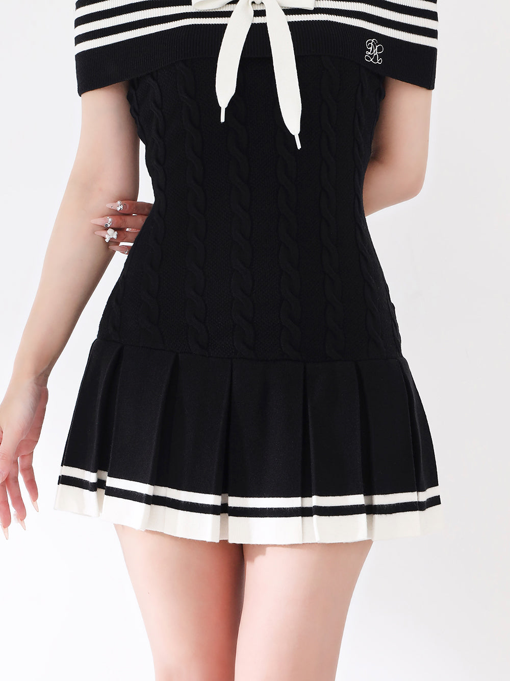 モデル：156cm（着用サイズ：FREE　着用カラー：BLK）