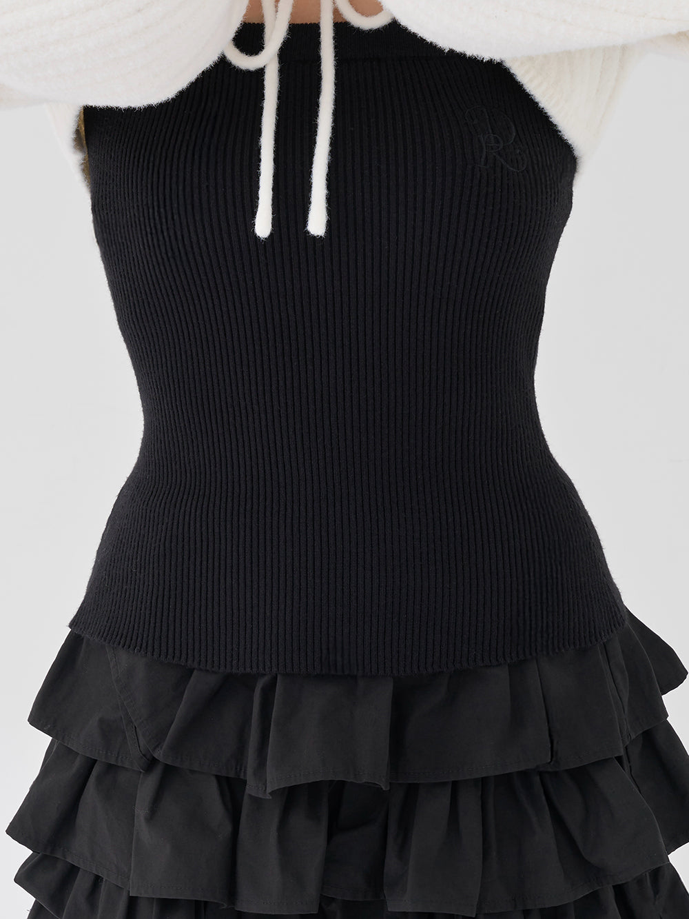モデル：156cm（着用サイズ：FREE　着用カラー：BLK）