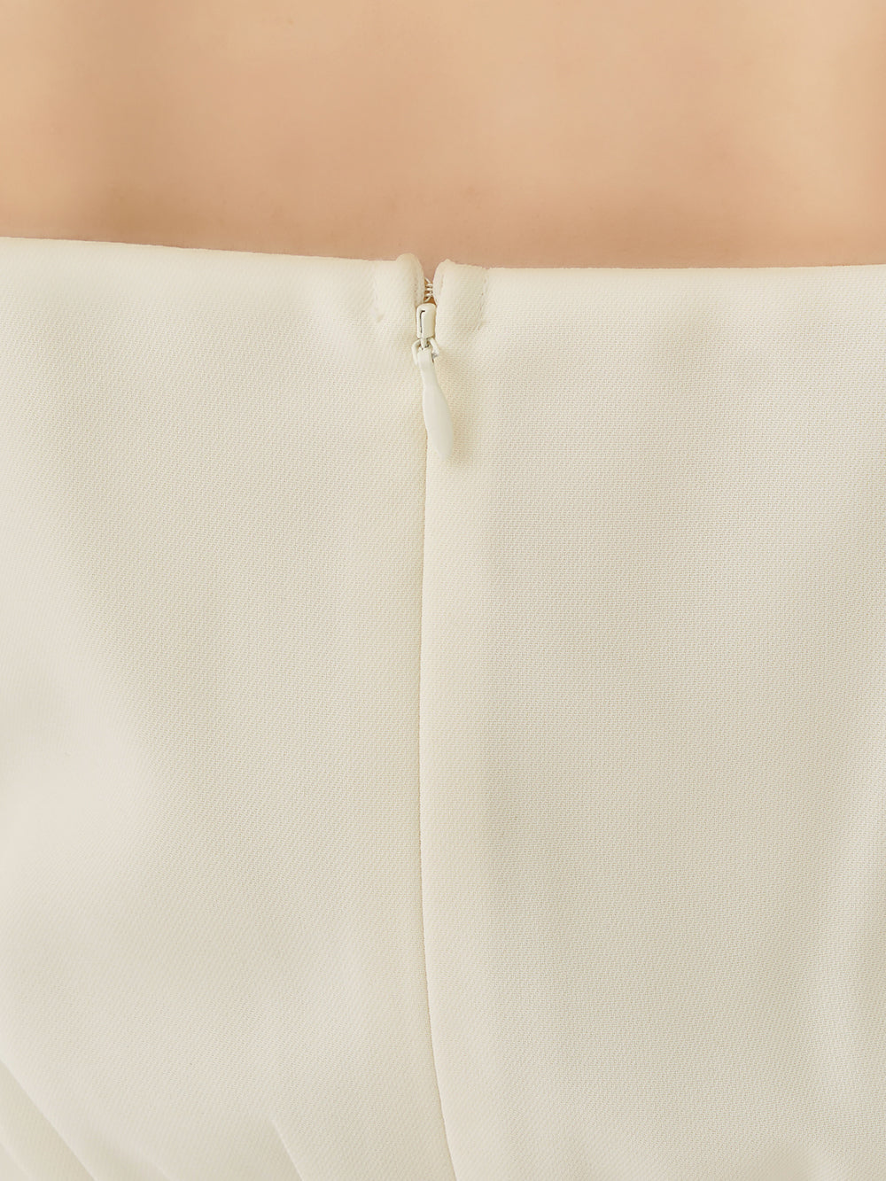 モデル：156cm（着用サイズ：FREE　着用カラー：IVO）