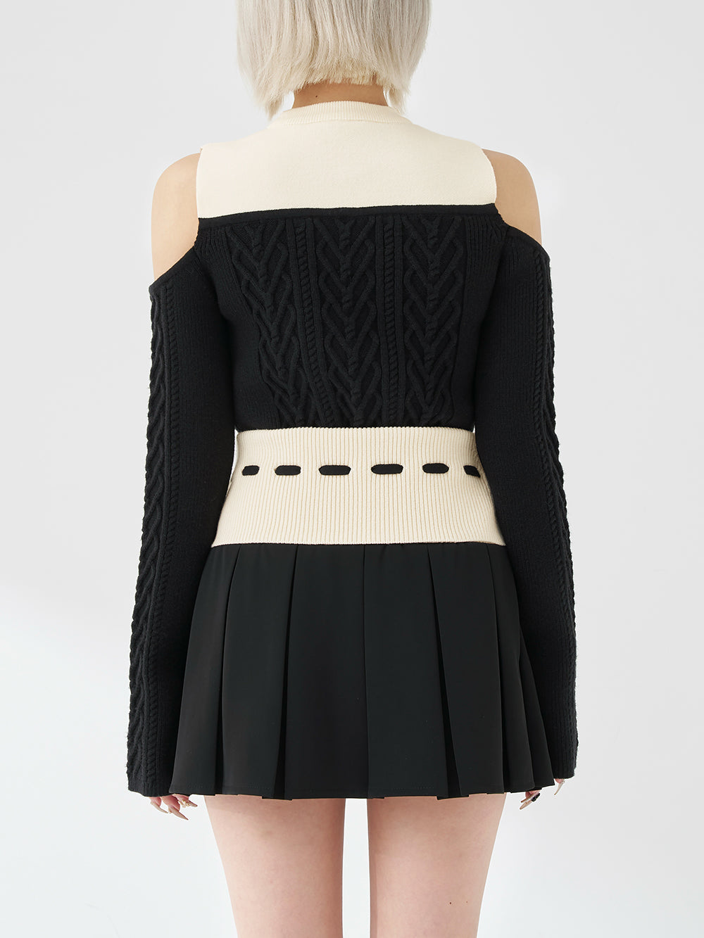 モデル：155m（着用サイズ：FREE　着用カラー：BLK）