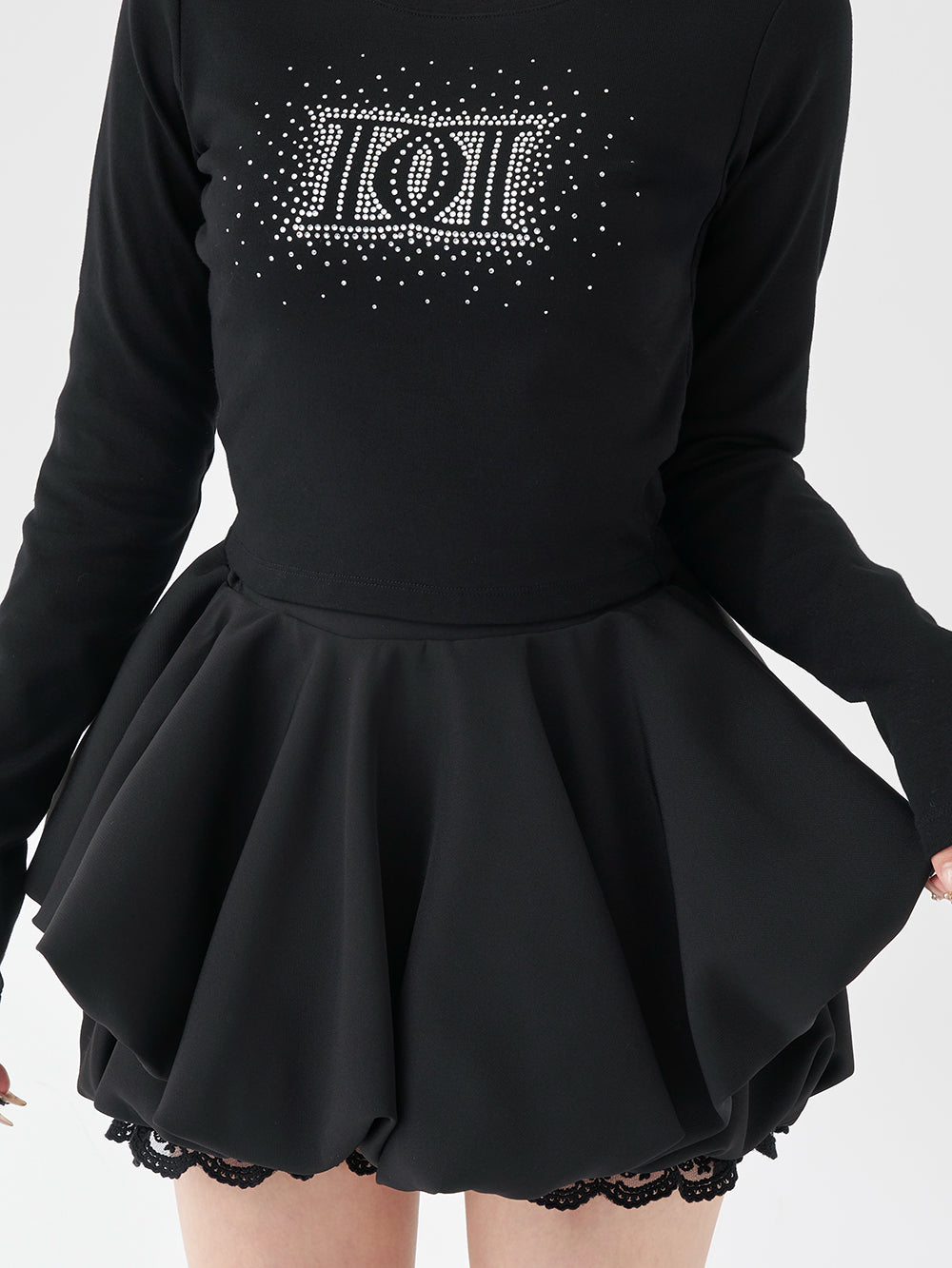 モデル：155cm（着用サイズ：FREE　着用カラー：BLK）