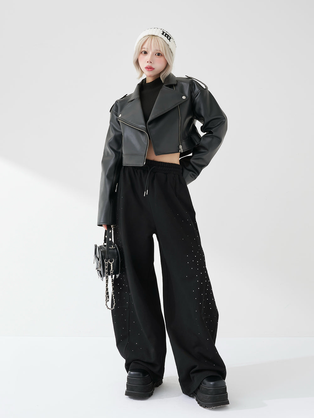 モデル：155cm（着用サイズ：FREE　着用カラー：BLK）