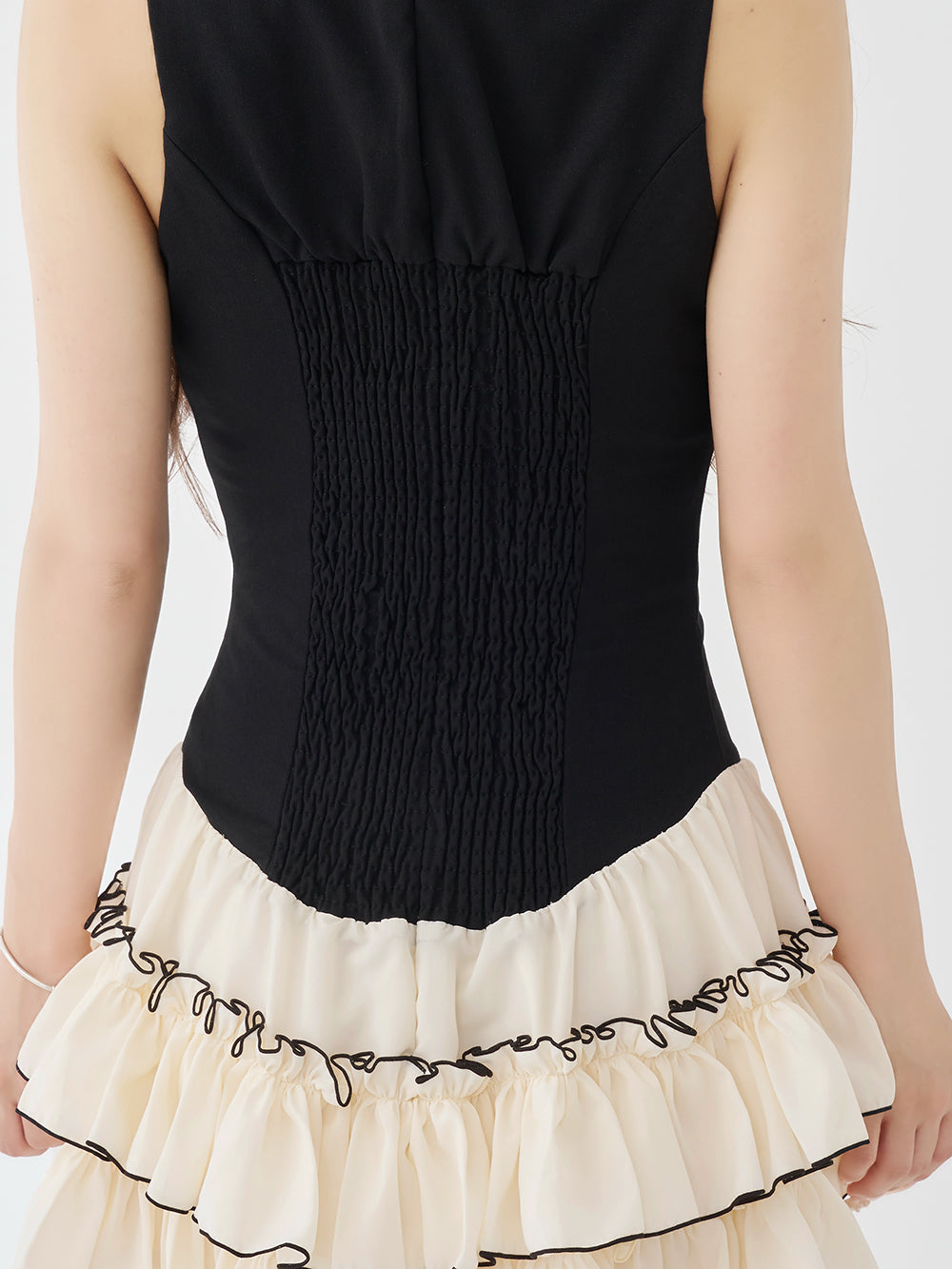 モデル：158cm（着用サイズ：FREE　着用カラー：BLK）