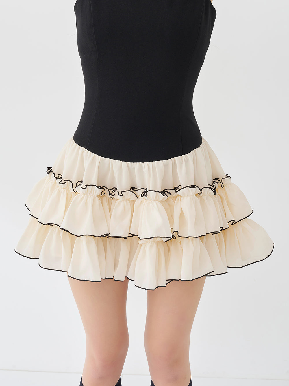 モデル：158cm（着用サイズ：FREE　着用カラー：BLK）