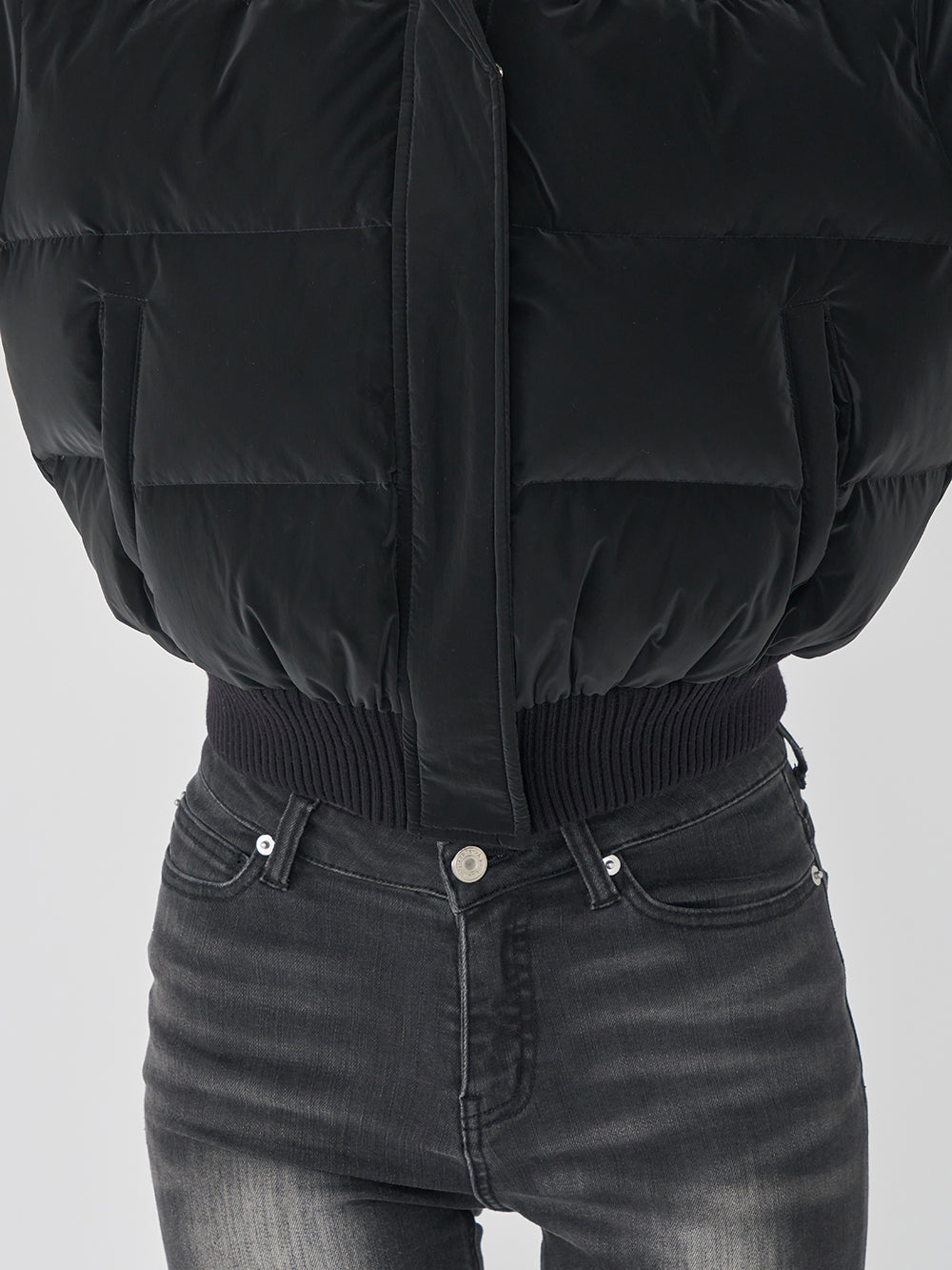 モデル：156cm（着用サイズ：FREE　着用カラー：BLK）