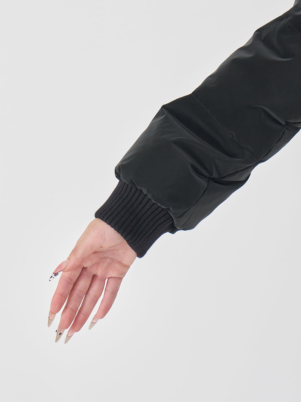モデル：156cm（着用サイズ：FREE　着用カラー：BLK）