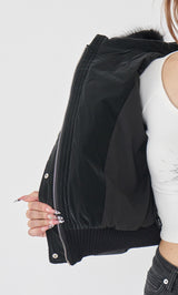 モデル：156cm（着用サイズ：FREE　着用カラー：BLK）