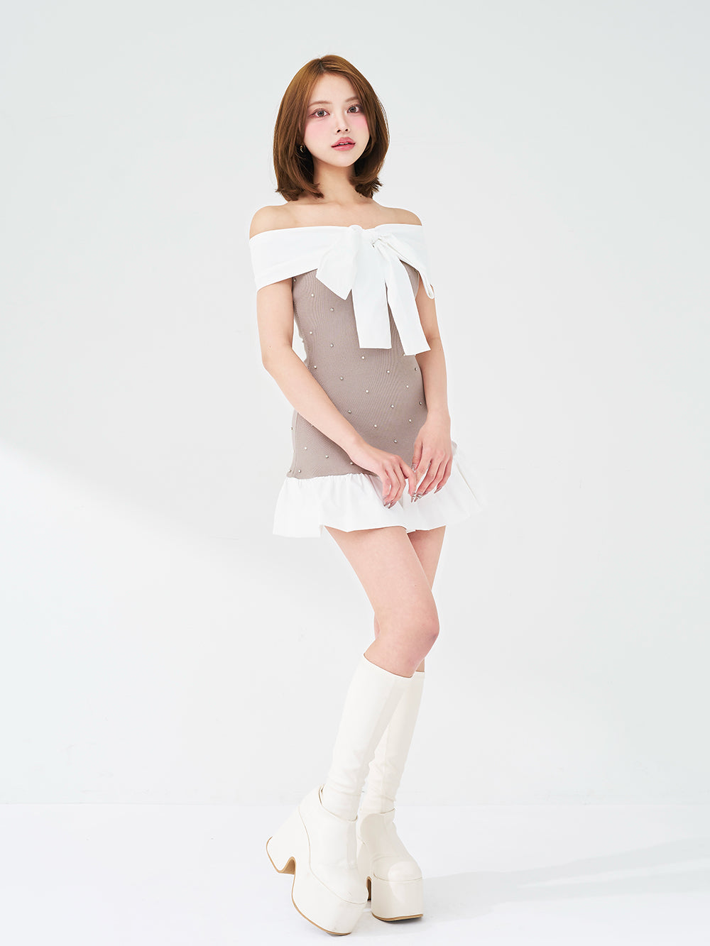 パールビジューオフショルフリルニットミニワンピース