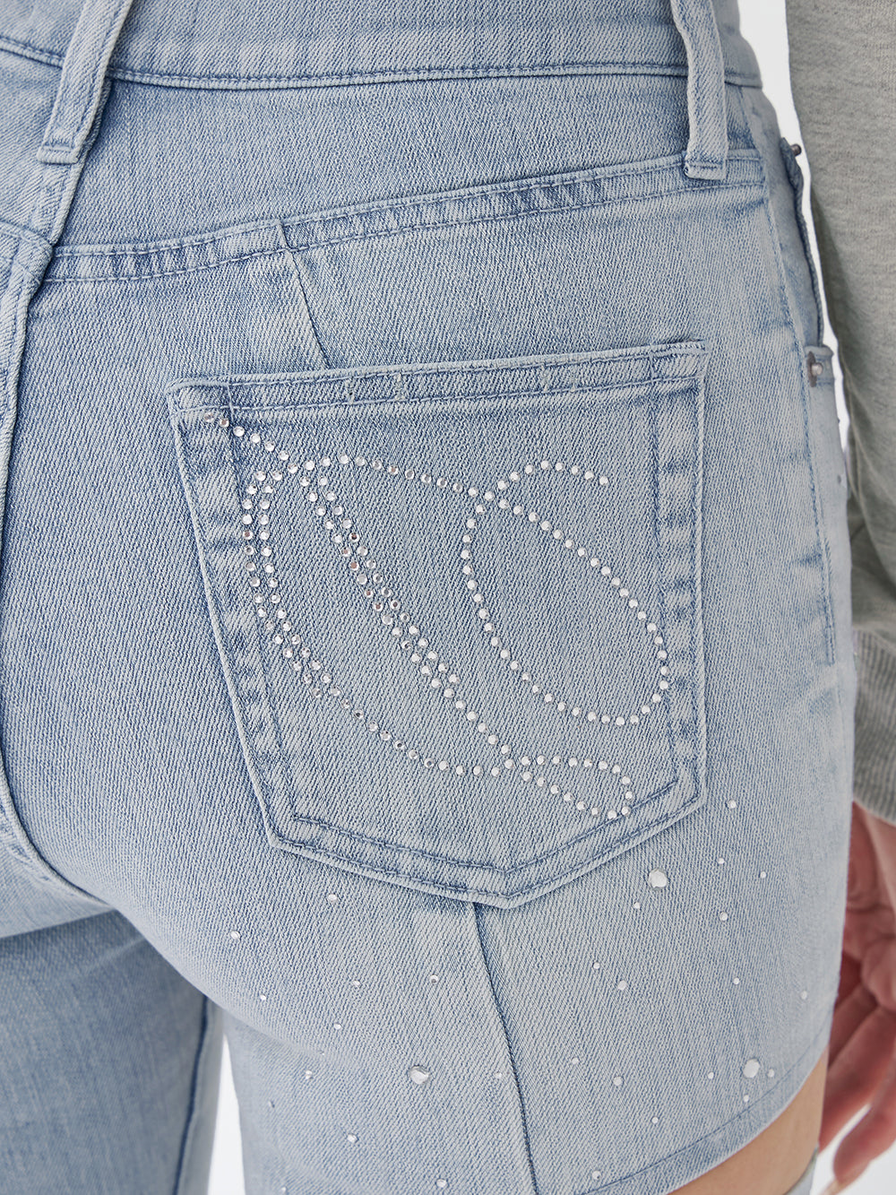 モデル：163cm（着用サイズ：M　着用カラー：I-BLU）