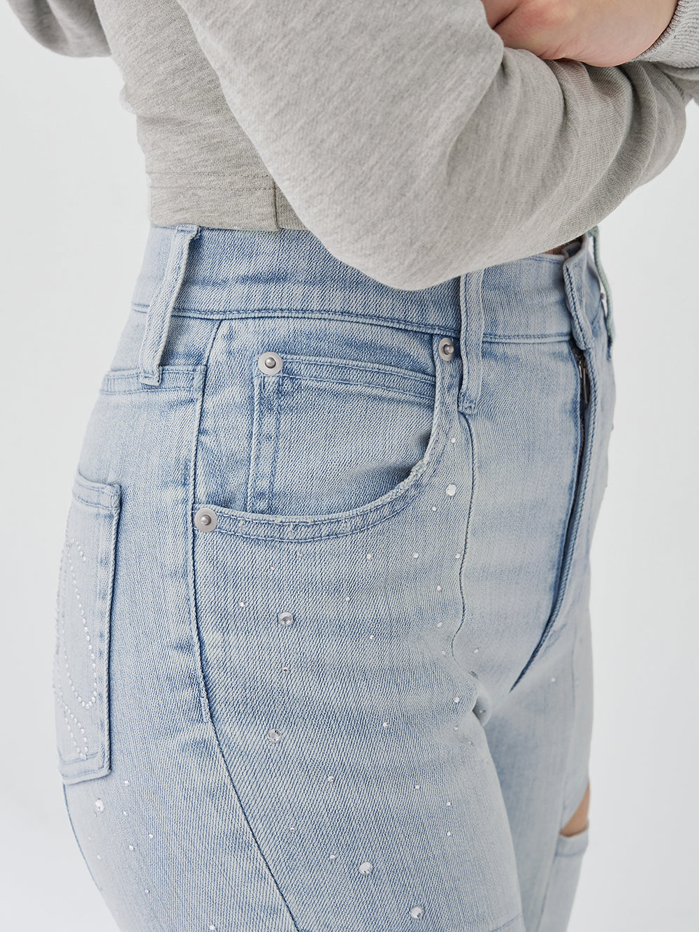 モデル：163cm（着用サイズ：M　着用カラー：I-BLU）