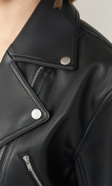 モデル：163cm（着用サイズ：FREE　着用カラー：BLK）