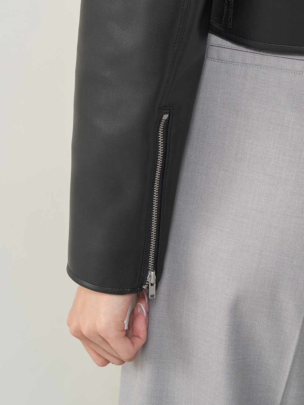 モデル：163cm（着用サイズ：FREE　着用カラー：BLK）