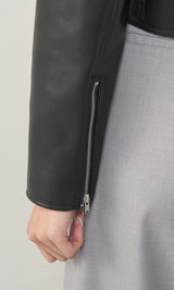モデル：163cm（着用サイズ：FREE　着用カラー：BLK）