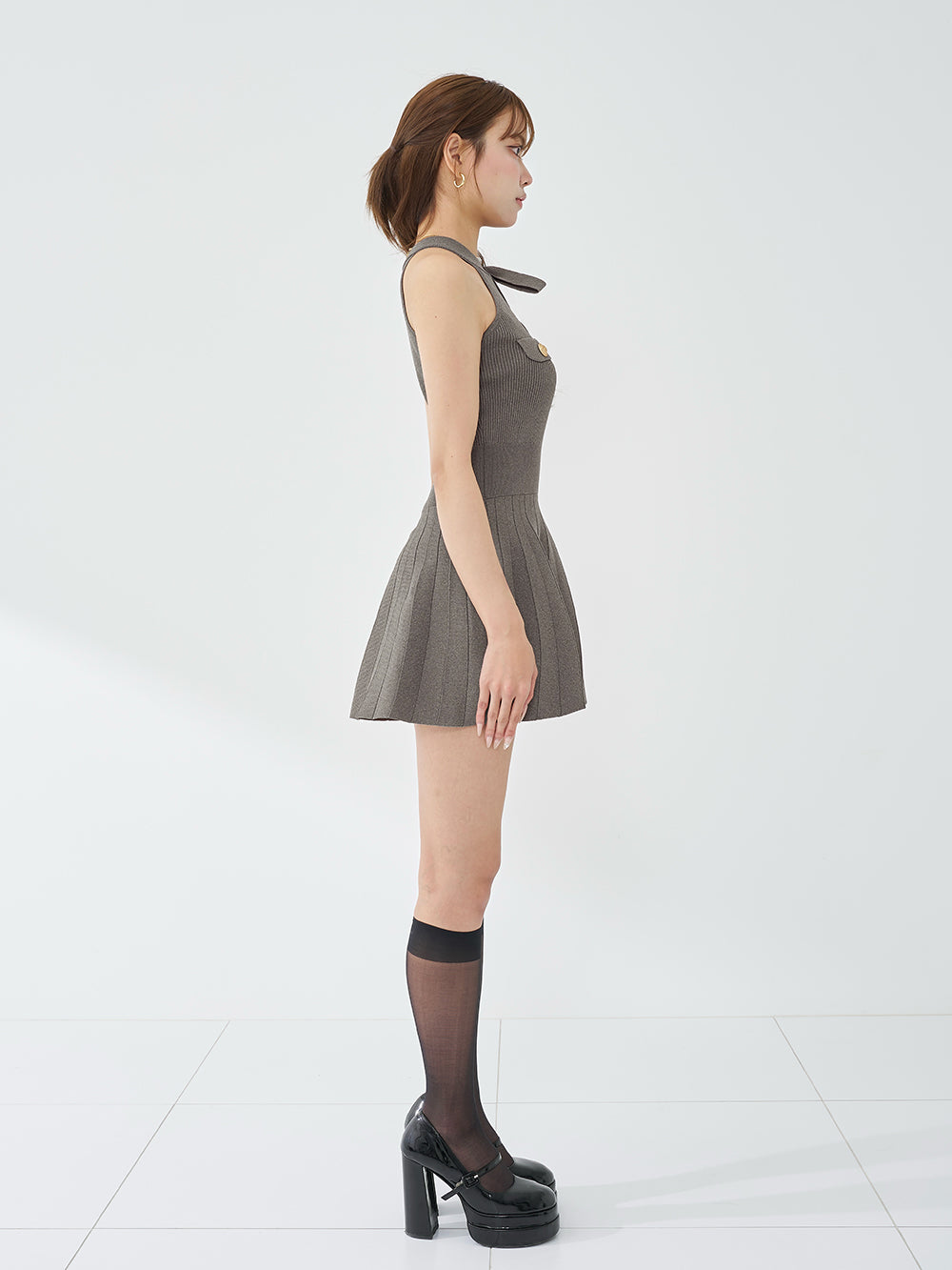 ネックリボンプリーツニットミニワンピース – Darich