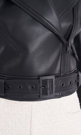 モデル：163cm（着用サイズ：FREE　着用カラー：BLK）