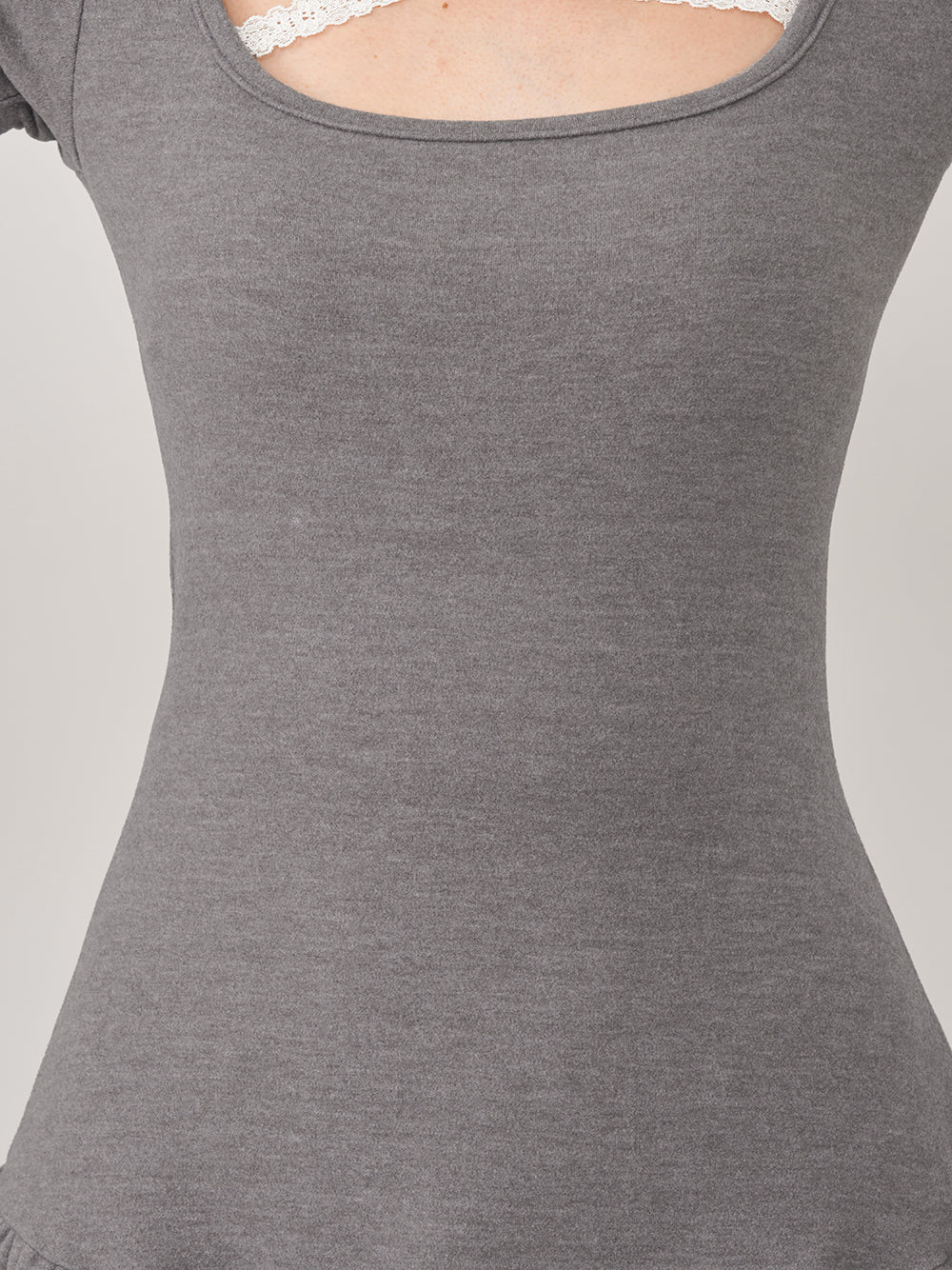 モデル：163cm（着用サイズ：FREE　着用カラー：GRY）
