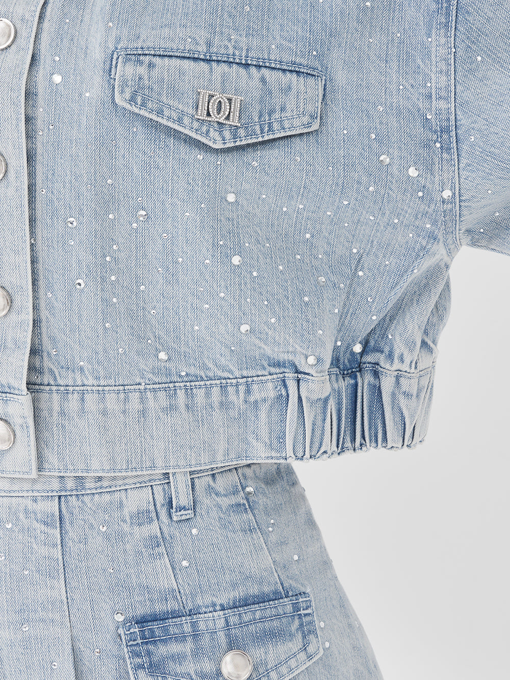 モデル：163cm（着用サイズ：M　着用カラー：I-BLU）