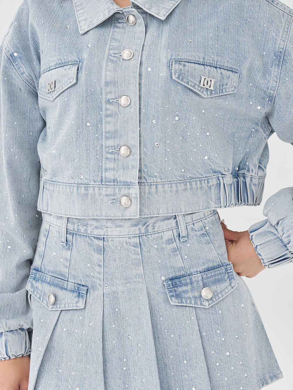 モデル：163cm（着用サイズ：M　着用カラー：I-BLU）