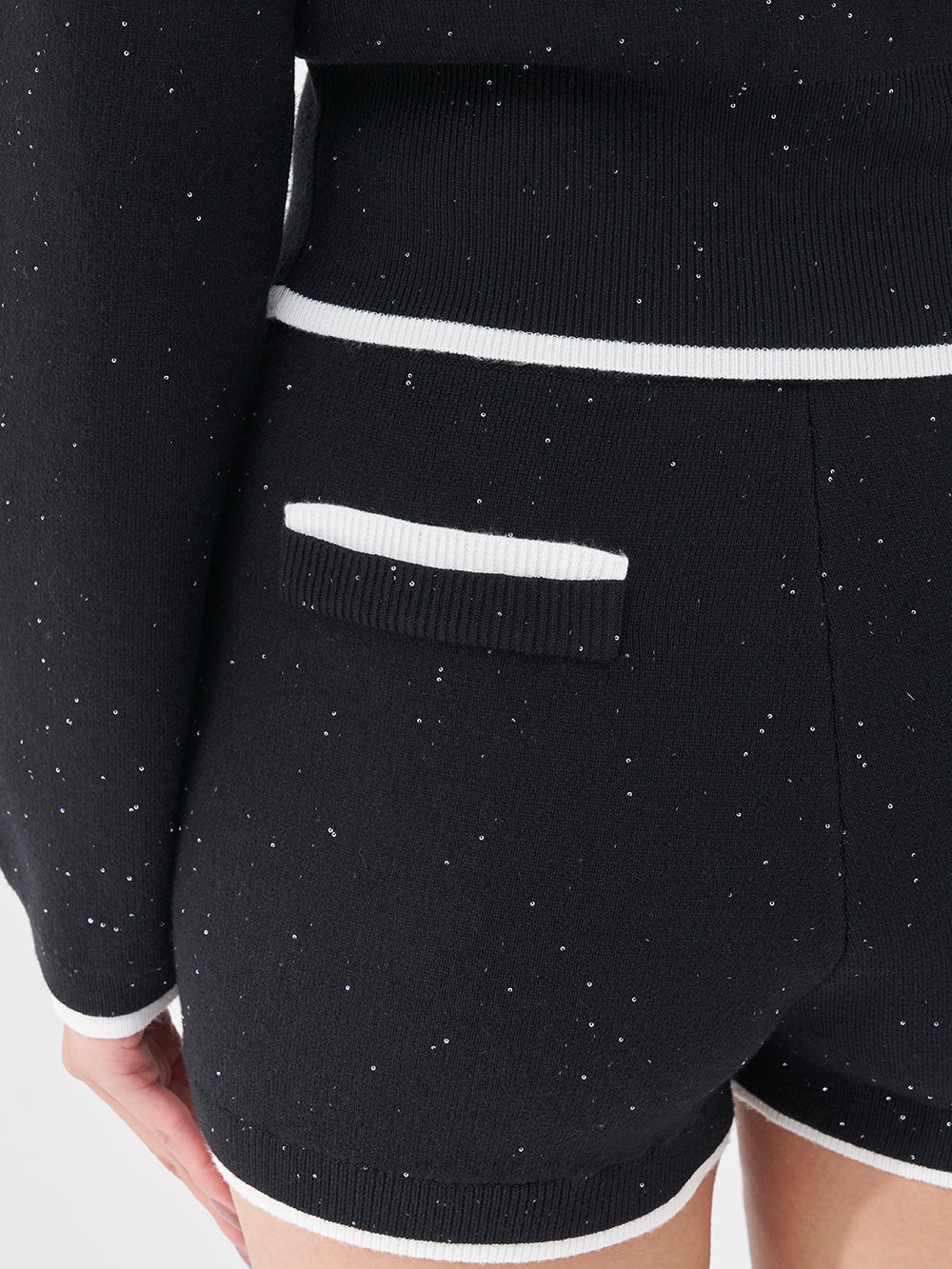 モデル：163cm（着用サイズ：FREE　着用カラー：BLK）