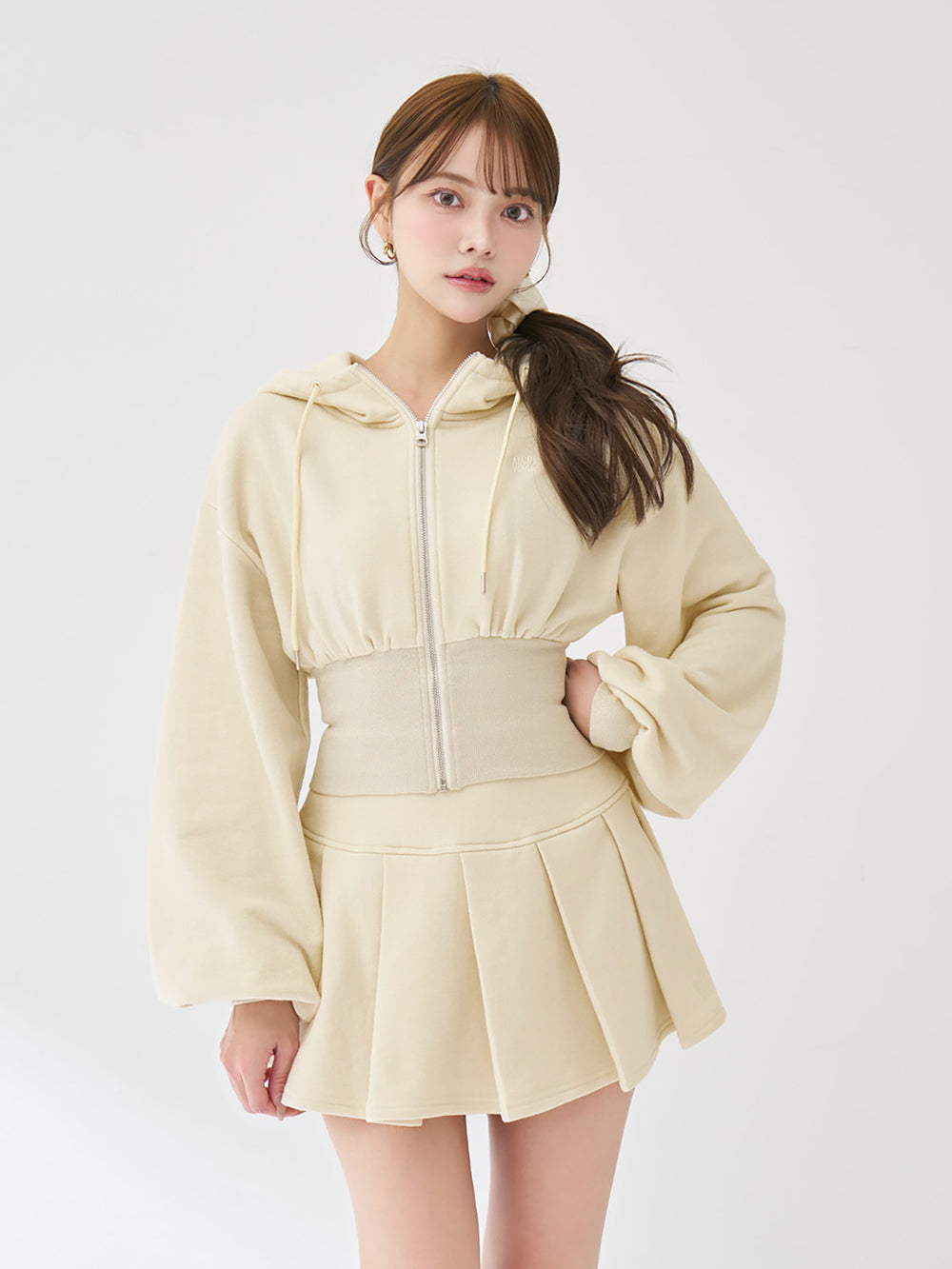 モデル：163cm（着用サイズ：FREE　着用カラー：YEL）