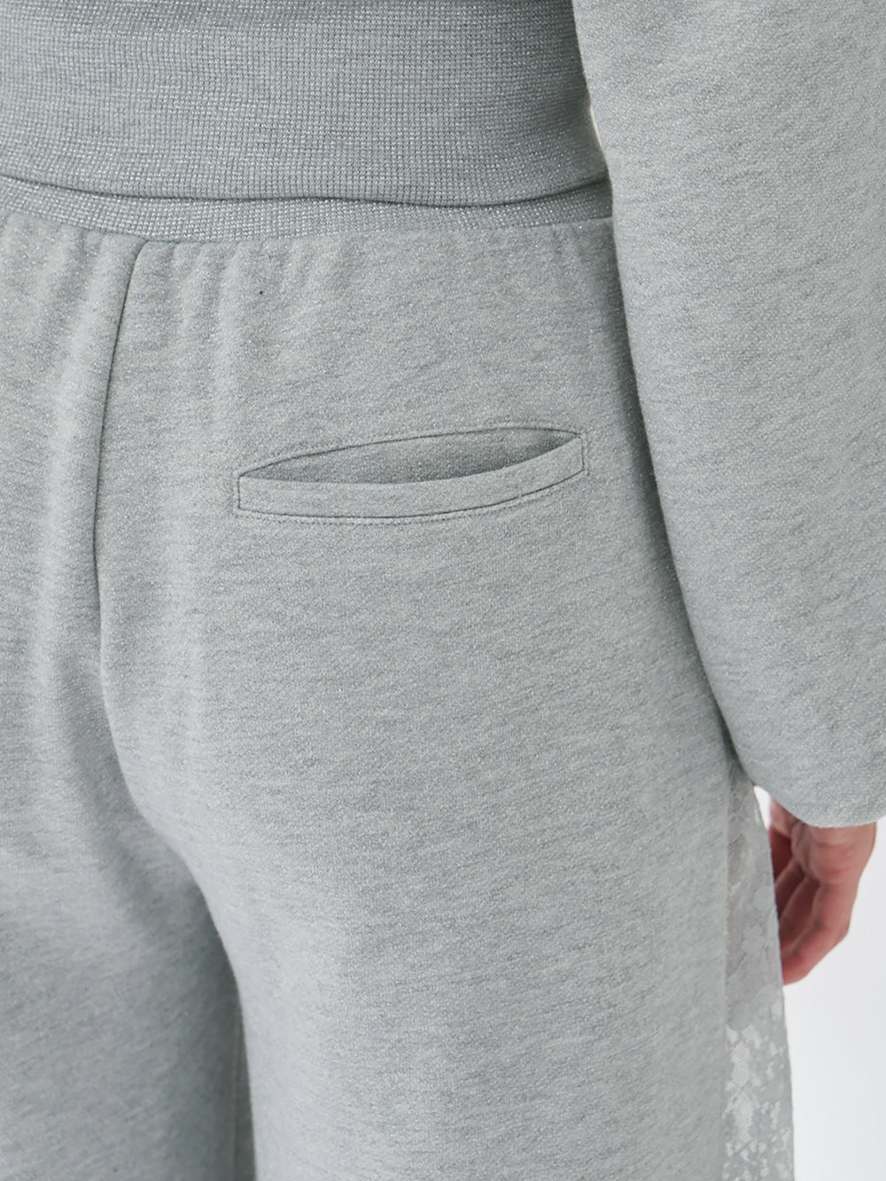 モデル：163cm（着用サイズ：FREE　着用カラー：GRY）