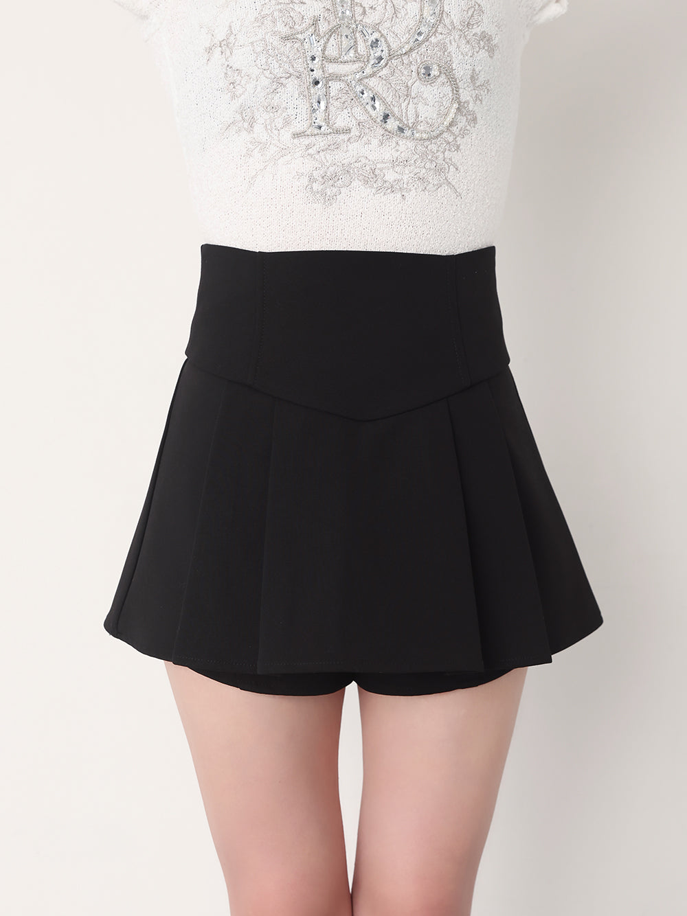 モデル：156cm（着用サイズ：FREE　着用カラー：BLK）
