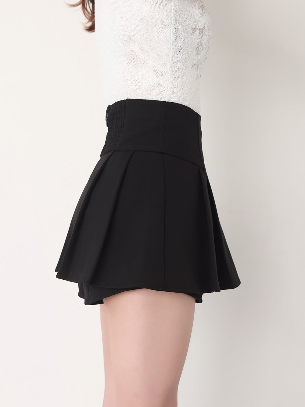 モデル：156cm（着用サイズ：FREE　着用カラー：BLK）