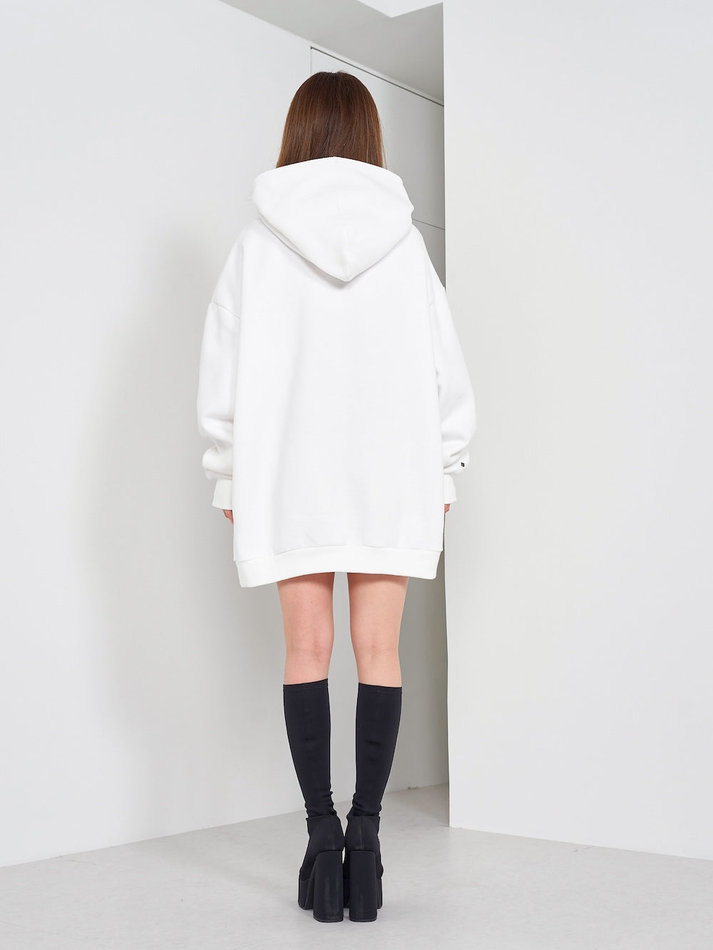 グラフィックスタッズフーディー – Darich