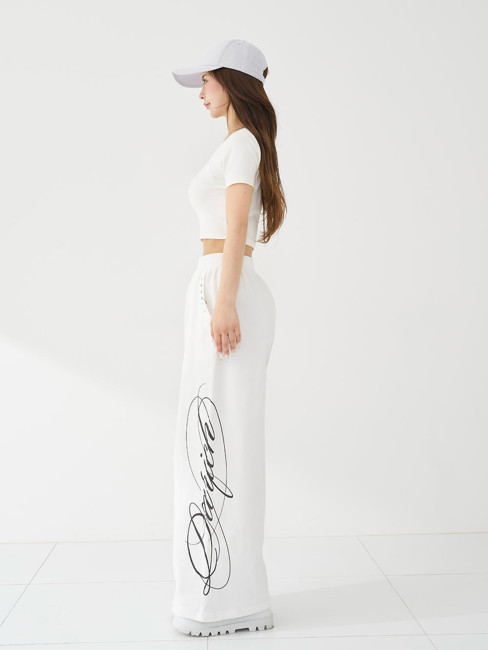 モデル：158cm（着用サイズ：FREE　着用カラー：WHT）