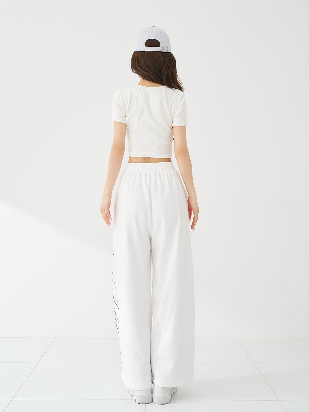 モデル：158cm（着用サイズ：FREE　着用カラー：WHT）