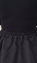 モデル：158cm（着用サイズ：FREE　着用カラー：BLK）