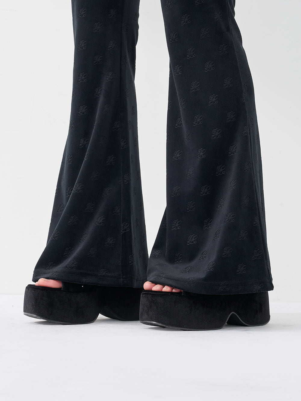 モデル：158cm（着用サイズ：FREE　着用カラー：BLK）