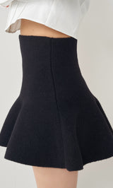 モデル：158cm（着用サイズ：FREE　着用カラー：BLK）